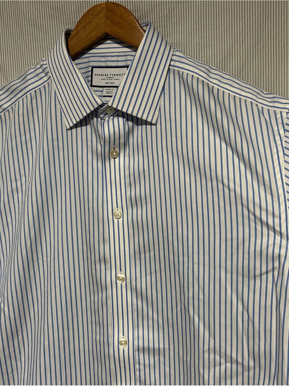 Charles Tyrwhitt Non Iron Classic Fit Blue and White Striped Dress Shirt 16.5/35